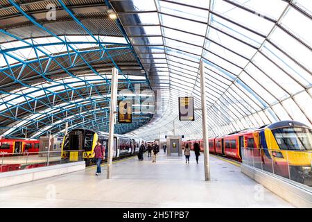 South Western Railway Züge auf dem Bahnsteig, warten auf die Abfahrt am Bahnhof Waterloo, London, Großbritannien Stockfoto