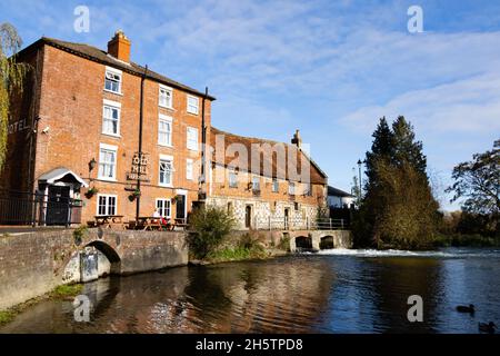 Das Old Mill Hotel am Fluss Avon, Harnham, Salisbury, Wiltshire, England Stockfoto