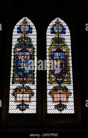 Buntglasfenster, das dem Army Air Corps gewidmet ist. Kathedrale Von Salisbury. Salisbury, Wiltshire, England Stockfoto