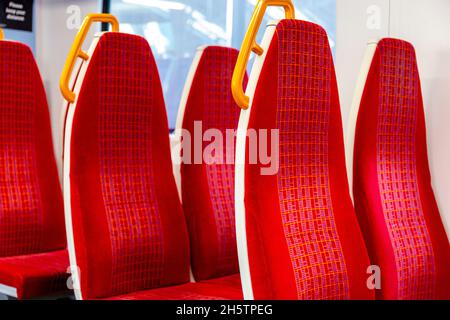 Rote Sitze in einem Zug der South Western Railway am Bahnhof Waterloo, London, Großbritannien Stockfoto