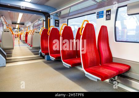 18. April 2021 - London, Großbritannien, South Western Railway Züge sind während der Anfangsstadien der Sperrung der Coronavirus-Pandemie am Bahnhof Waterloo immer noch leer Stockfoto