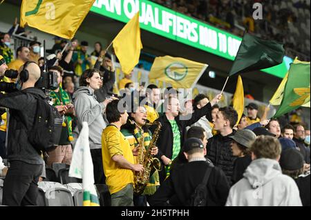 Parramatta, Australien. November 2021. 11. November 2021; Western Sydney Stadium, Parramatta, New South Wales, Australien; FIFA 2022-Fußballweltmeisterschaft, Australien gegen Saudi-Arabien; australische Fans vor dem Spiel Credit: Action Plus Sports Images/Alamy Live News Stockfoto