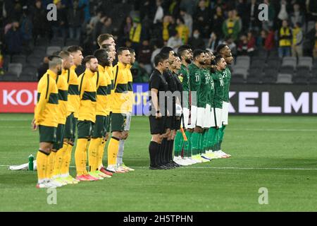 Parramatta, Australien. November 2021. 11. November 2021; Western Sydney Stadium, Parramatta, New South Wales, Australien; FIFA 2022 Fußball-WM-Qualifikation, Australien gegen Saudi-Arabien; Saudi-Arabien während ihrer Nationalhymne Credit: Action Plus Sports Images/Alamy Live News Stockfoto