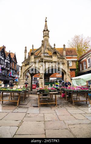 Blumenstand am alten Geflügelkreuz, Market Cross, Salisbury, Wiltshire, England Stockfoto