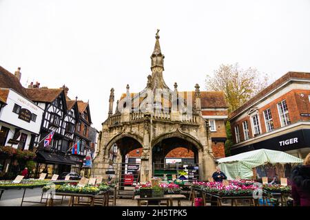 Blumenstand am alten Geflügelkreuz, Market Cross, Salisbury, Wiltshire, England Stockfoto
