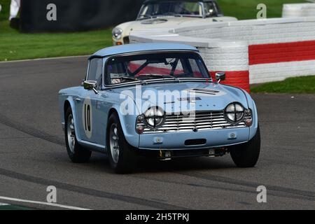 Rob Jarvis, Triumph TR4, Ronnie Hoare Trophy, Road Going Sports und GT-Autos, die Vertreter derjenigen sind, die zwischen 1960 und 1966 an Rennen teilnahmen, gut Stockfoto