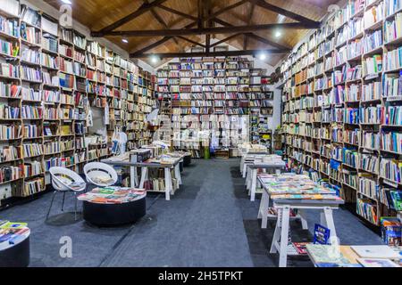 OBIDOS, PORTUGAL - 11. OKTOBER 2017: Innenansicht der Buchhandlung Livraria do Mercado im Dorf Obidos. Stockfoto