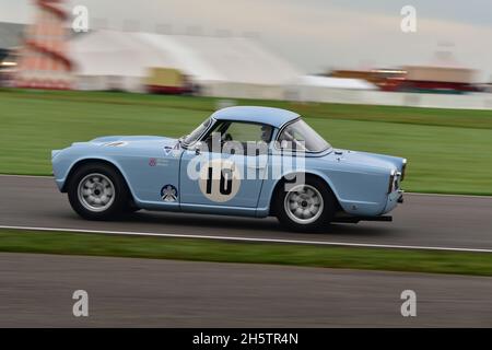 Rob Jarvis, Triumph TR4, Ronnie Hoare Trophy, Road Going Sports und GT-Autos, die Vertreter derjenigen sind, die zwischen 1960 und 1966 an Rennen teilnahmen, gut Stockfoto