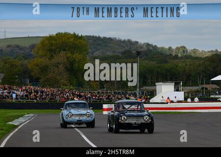 Eine Klammer von TR4 unter dem 78. Banner, Paul Kennely, Triumph TR4, Rob Jarvis, Triumph TR4, Ronnie Hoare Trophy, Road Going Sports und GT Cars Repres Stockfoto