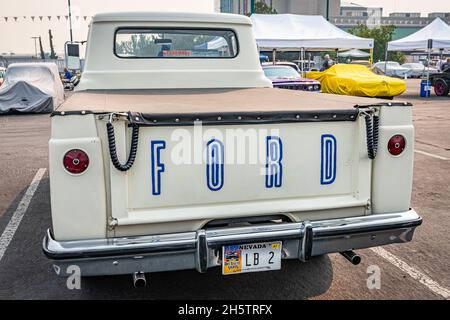 Reno, NV - 6. August 2021: 1959 Ford F100 Pickup Truck auf einer lokalen Automshow. Stockfoto