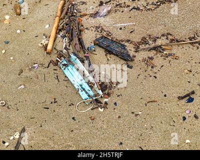 Meeresmüll an der Mittelmeerküste Stockfoto