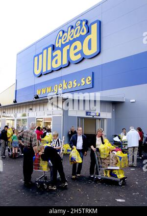 Das Kaufhaus Gekås in Ullared, Schweden. Kunden außerhalb des Stores. Stockfoto