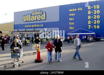 Das Kaufhaus Gekås in Ullared, Schweden. Kunden außerhalb des Stores. Stockfoto