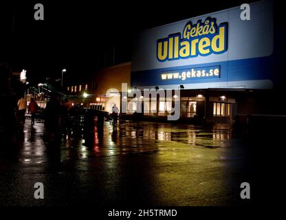 Das Kaufhaus Gekås in Ullared, Schweden. Kunden außerhalb des Stores. Stockfoto