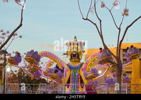 Februar 2020. Valencia, Spanien. Bild einer Krake-artigen Festplatz-Attraktion, die für die Menschen in Betrieb ist, um Spaß auf den Stadtfesten zu haben Stockfoto