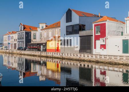 AVEIRO, PORTUGAL - 14. OKTOBER 2017: Farbenfrohe Gebäude am Canalside in Aveiro, Portugal Stockfoto