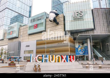 Haupteingang des Chengdu International Finance Square (IFS) Shopping Mall und Office Towers, mit Panda, der oben klettert, und Chunxi Road Schild Stockfoto