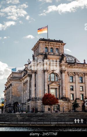 BERLIN, DEUTSCHLAND - 16. Oktober 2021: Eine vertikale Aufnahme des Reichstags, Berlin. Regierungsgebäude, in dem sich die deutsche Regierung befindet. Stockfoto