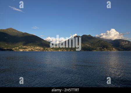 Blick auf Bellano am Comer See mit warmem Abendlicht, Italien Stockfoto