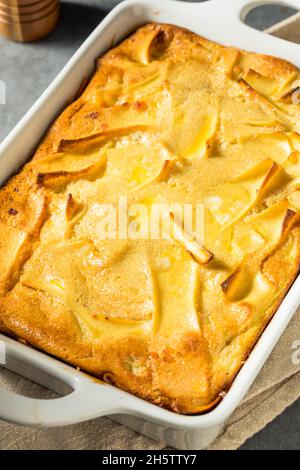 Hausgemachtes jüdisches Noodle-Kugel-Frühstück mit Zimt Stockfoto