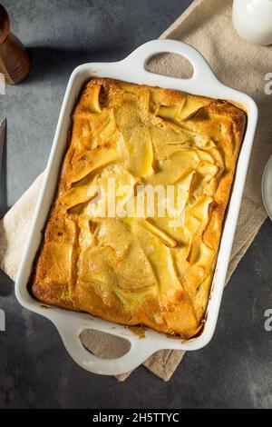 Hausgemachtes jüdisches Noodle-Kugel-Frühstück mit Zimt Stockfoto