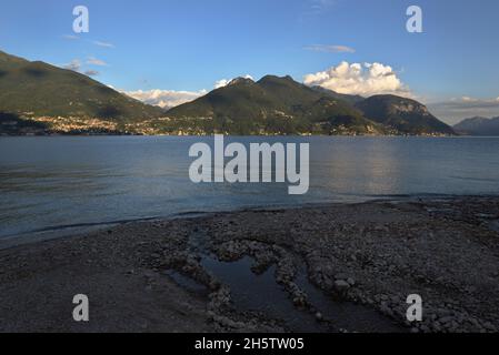 Blick auf das Seeufer und gegenüber Bellano und das Dorf Varenna am Comer See mit warmem Abendlicht, Italien Stockfoto