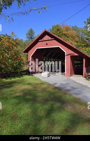 Battleboro, Vermont, USA. Die von Creamery überdachte Brücke über den Whetstone Brook in Battleboro, Vermont. Die 80 Meter lange Brücke wurde 1879 gebaut. Stockfoto