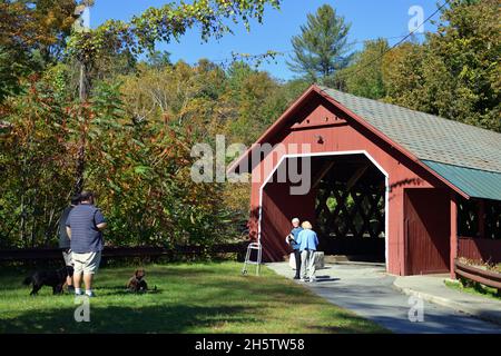 Battleboro, Vermont, USA. Die von Creamery überdachte Brücke über den Whetstone Brook in Battleboro, Vermont. Die 80 Meter lange Brücke wurde 1879 gebaut. Stockfoto