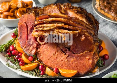 Hausgemachtes Weihnachts-Schinken-Abendessen mit Kartoffeln, Cranberry und Pecan Pie Stockfoto