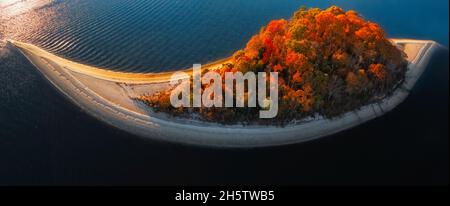 Luftaufnahme zur Treasure Island, die offiziell als Osborn Island in New Jersey bekannt ist, während die Farben des Herbstlaubes die Hauptachsen zeigen. Stockfoto