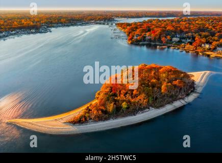 Luftaufnahme zur Treasure Island, die offiziell als Osborn Island in New Jersey bekannt ist, während die Farben des Herbstlaubes die Hauptachsen zeigen. Stockfoto