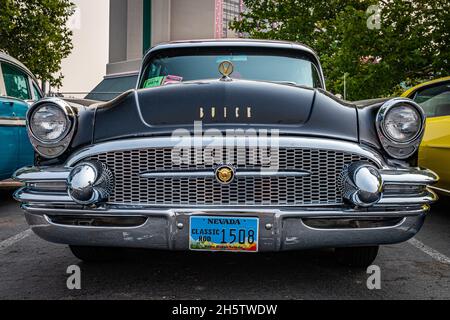 Reno, NV - 6. August 2021: 1955 Buick Roadmaster Sedan auf einer lokalen Automobilmesse. Stockfoto