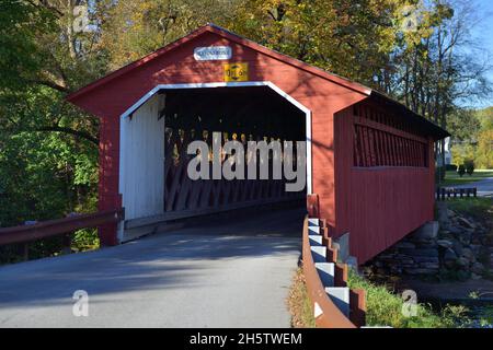 Bennington, Vermont, USA. Die Seidenstraße überdachte Brücke über den Walloomsac River zwischen Bennington und North Bennington, Vermont. Stockfoto