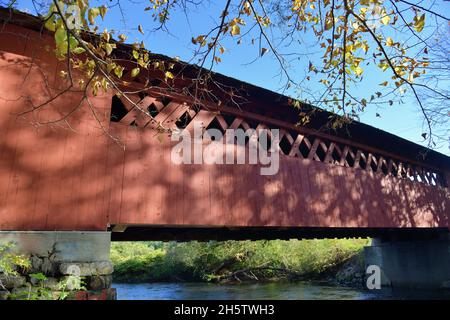 Bennington, Vermont, USA. Die Seidenstraße überdachte Brücke über den Walloomsac River zwischen Bennington und North Bennington, Vermont. Stockfoto