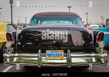 Reno, NV - 6. August 2021: 1955 Buick Roadmaster Sedan auf einer lokalen Automobilmesse. Stockfoto