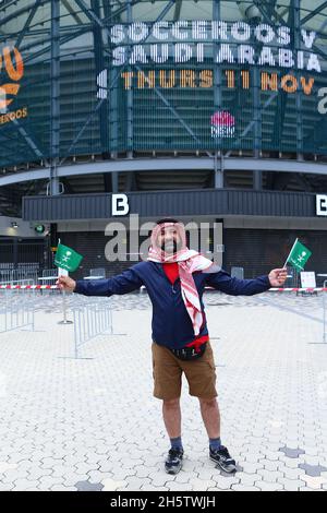 Parramatta, Australien. November 2021. 11. November 2021; Western Sydney Stadium, Parramatta, New South Wales, Australien; FIFA 2022 Fußball-WM-Qualifikation, Australien gegen Saudi-Arabien; Saudi-arabischer Fan unterstützt sein Land Credit: Action Plus Sports Images/Alamy Live News Stockfoto