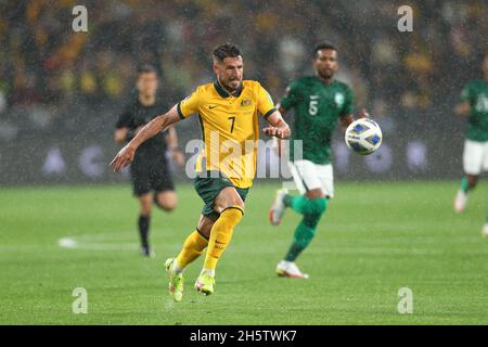 Parramatta, Australien. November 2021. 11. November 2021; Western Sydney Stadium, Parramatta, New South Wales, Australien; FIFA 2022 Fußball-Weltmeisterschaft, Australien gegen Saudi-Arabien; Mathew Leckie aus Australien jagt den Ball Kredit: Action Plus Sports Images/Alamy Live News Stockfoto