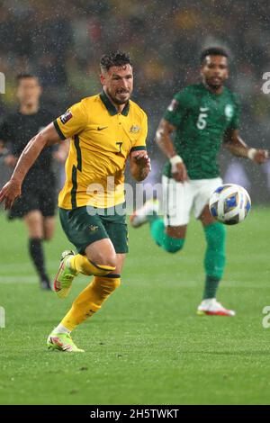 Parramatta, Australien. November 2021. 11. November 2021; Western Sydney Stadium, Parramatta, New South Wales, Australien; FIFA 2022-Fußball-WM-Qualifikation, Australien gegen Saudi-Arabien; Mathew Leckie aus Australien jagt den Ball durch Kredit: Action Plus Sports Images/Alamy Live News Stockfoto