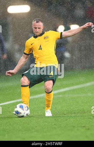 Parramatta, Australien. November 2021. 11. November 2021; Western Sydney Stadium, Parramatta, New South Wales, Australien; FIFA 2022 Fußball-WM-Qualifikation, Australien gegen Saudi-Arabien; Rhyan Grant of Australia spielt den Ball Kredit: Action Plus Sports Images/Alamy Live News Stockfoto