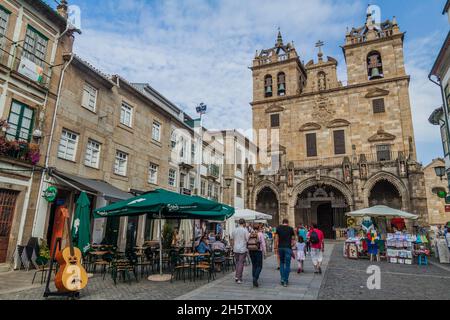 BRAGA, PORTUGAL - 15. OKTOBER 2017: Kathedrale in Braga von der Rua Dom Paio Mendes aus gesehen, Portugal Stockfoto