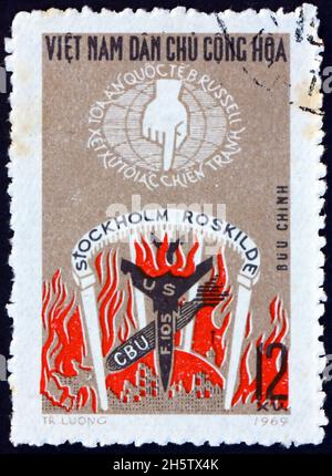 VIETNAM - UM 1969: Eine in Vietnam gedruckte Marke, die Bertrand Russell International war Crimes Tribunal, Stockholm und Roskilde, um 1969 gewidmet ist Stockfoto
