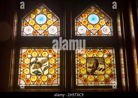 Comillas in der spanischen Provinz Kantabrien: Musikthematische Buntglasfenster in Antoni Gaudis Caprice (Capricho de Gaudí) Stockfoto