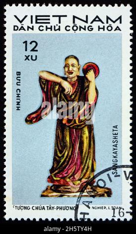 VIETNAM - UM 1971: Eine in Vietnam gedruckte Marke zeigt Sangkayasheta, Statue von Tay Phuong Pagode, um 1971 Stockfoto