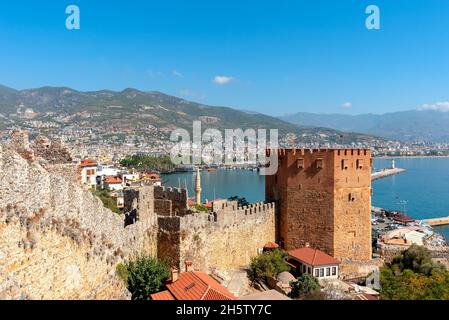 Blick auf den Ferienort Alanya, den Roten Turm (Kyzyl Kule) am Ufer des Mittelmeers. Stockfoto