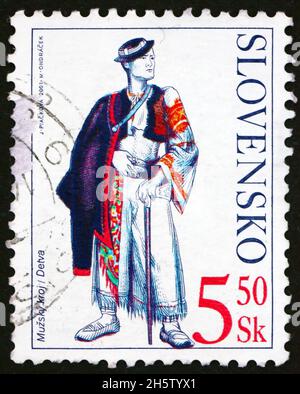 SLOWAKEI - UM 2001: Eine in der Slowakei gedruckte Briefmarke zeigt Mann aus Detva, Tracht, um 2001 Stockfoto