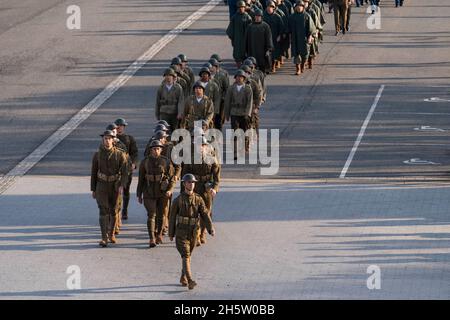 Arlington, USA. November 2021. Truppen. 11. November, 2021. Und 1984. Kredit: Sarah Silbiger/Pool über CNP/Media Punch/Alamy Live News Gutschrift: MediaPunch Inc/Alamy Live News Stockfoto