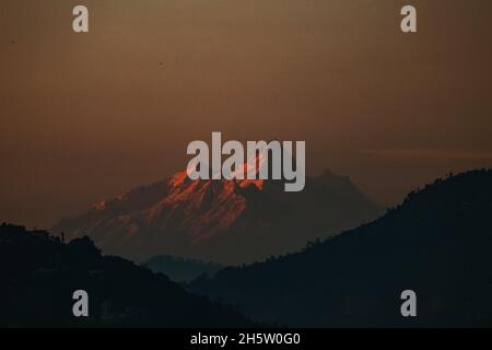 Kathmandu, Bagmati, Nepal. November 2021. Am Abend des 11. November 2021 erleuchtet der Mount Himchuli (21,132 Fuß), eine Verlängerung der Annapurna South. Quelle: Amit Machamasi/ZUMA Wire/Alamy Live News Stockfoto