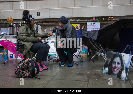 London, Großbritannien. November 2021. Richard Ratcliffe, Ehemann von Nazanin Zaghari-Ratcliffe, wird am 18. Tag seines Hungerstreiks gegenüber dem Auswärtigen Amt, dem Commonwealth and Development Office (FCDO) interviewt. Herr Ratcliffe begann seinen Hungerstreik, nachdem Frau Zaghari-Ratcliffe ihren letzten Appell im Iran verloren hatte, um auf unzureichende Maßnahmen der britischen Regierung zur Befreiung seiner Frau hinzuweisen. Nazanin Zaghari-Ratcliffe ist seit 2016 im Iran in Haft. Kredit: Mark Kerrison/Alamy Live Nachrichten Stockfoto