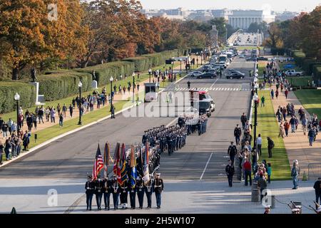 Arlington, USA. November 2021. Truppen. 11. November, 2021. Und 1984. Kredit: Sarah Silbiger/Pool über CNP/Media Punch/Alamy Live News Gutschrift: MediaPunch Inc/Alamy Live News Stockfoto