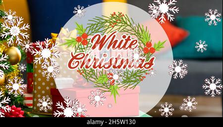 Bild von weißem weihnachtstext über Schneefall und Geschenke zu weihnachten Stockfoto